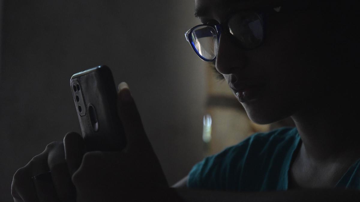 Jnana Sethu: Not all parents happy with PU students in Karnataka being told to bring smartphones